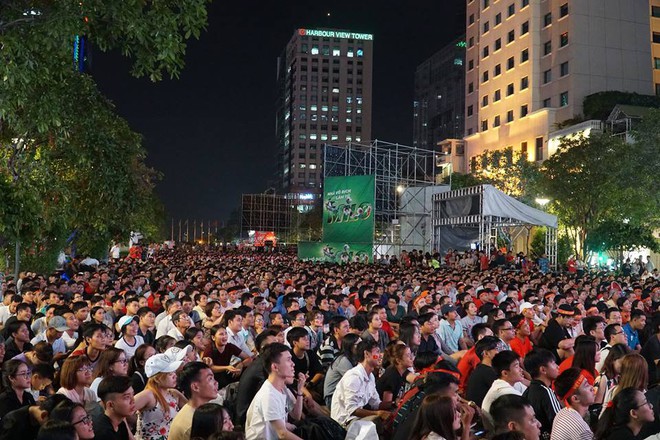 [TRỰC TIẾP] Cổ động viên liên tục vỗ tay gọi tên Công Phượng, Quang Hải, Tiến Dũng - Ảnh 3.