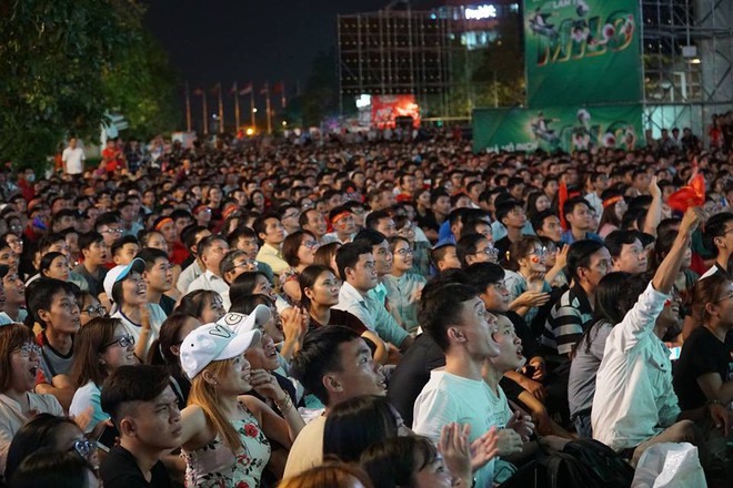 [TRỰC TIẾP] Cổ động viên liên tục vỗ tay gọi tên Công Phượng, Quang Hải, Tiến Dũng - Ảnh 2.