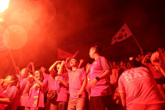 [TRỰC TIẾP] Pháo sáng, cờ rực đỏ, hàng ngàn cổ động viên hô lớn tên đội U23 Việt Nam - Ảnh 2.
