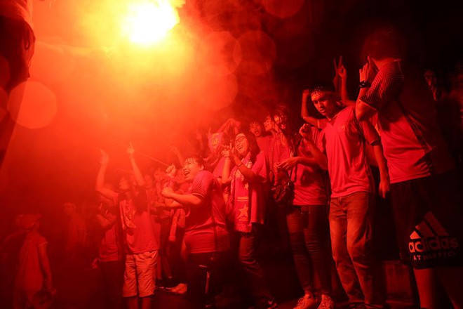 [TRỰC TIẾP] Pháo sáng, cờ rực đỏ, hàng ngàn cổ động viên hô lớn tên đội U23 Việt Nam - Ảnh 3.