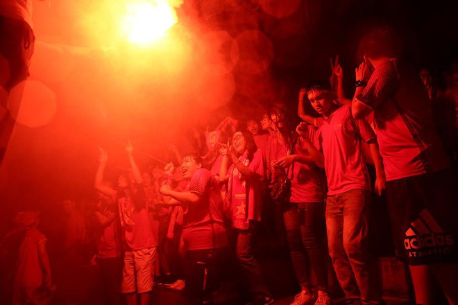[TRỰC TIẾP] Pháo sáng, cờ rực đỏ, hàng ngàn cổ động viên hô lớn tên đội U23 Việt Nam - Ảnh 3.