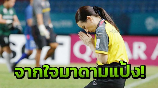 Cùng nói lời xin lỗi, “mỹ nhân” của Thái Lan nhận phản ứng trái ngược so với HLV Srimaka - Ảnh 1.
