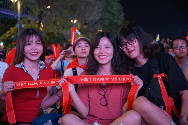 [TRỰC TIẾP] Cổ động viên liên tục vỗ tay gọi tên Công Phượng, Quang Hải, Tiến Dũng - Ảnh 4.