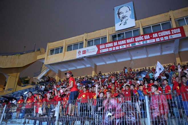 Người dân cả nước đổ ra đường ăn mừng chiến thắng quả cảm của U23 Việt Nam - Ảnh 6.