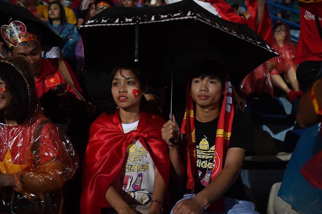 [TRỰC TIẾP] Khắp nơi nóng rực trước trận đấu lịch sử của U23 Việt Nam vs U23 Syria - Ảnh 3.