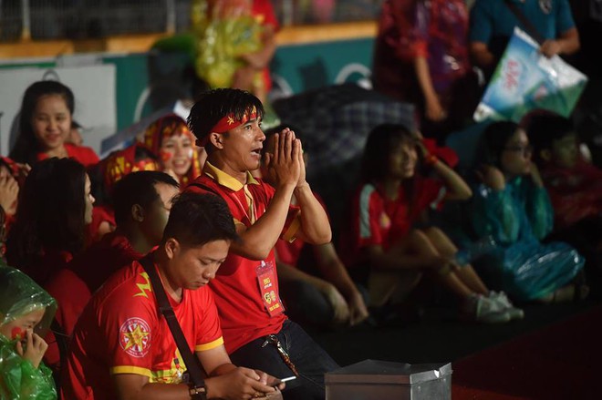 [TRỰC TIẾP] Cổ động viên liên tục vỗ tay gọi tên Công Phượng, Quang Hải, Tiến Dũng - Ảnh 1.