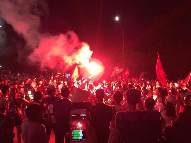 [TRỰC TIẾP] Bàn thắng của Văn Toàn đốt cháy trái tim hàng triệu cổ động viên Việt Nam - Ảnh 3.