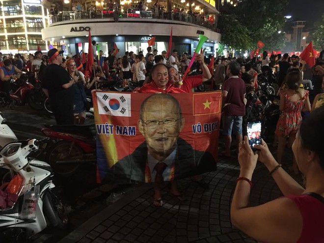 [TRỰC TIẾP] Bàn thắng của Văn Toàn đốt cháy trái tim hàng triệu cổ động viên Việt Nam - Ảnh 1.