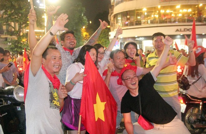 Bàn thắng của Văn Toàn đốt cháy trái tim hàng triệu cổ động viên Việt Nam - Ảnh 10.