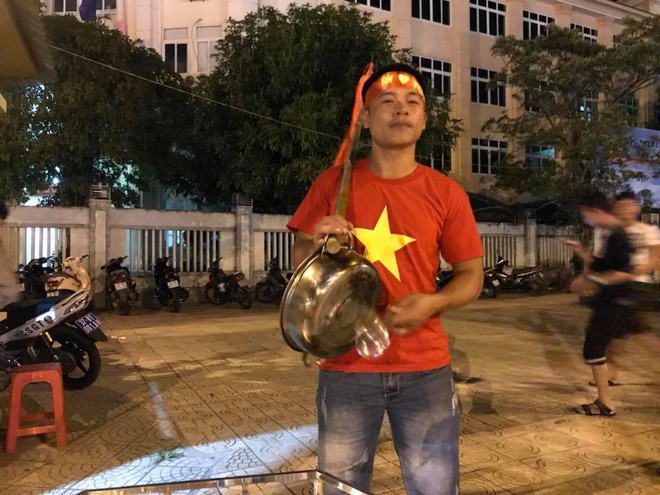 [TRỰC TIẾP] Bàn thắng của Văn Toàn đốt cháy trái tim hàng triệu cổ động viên Việt Nam - Ảnh 2.