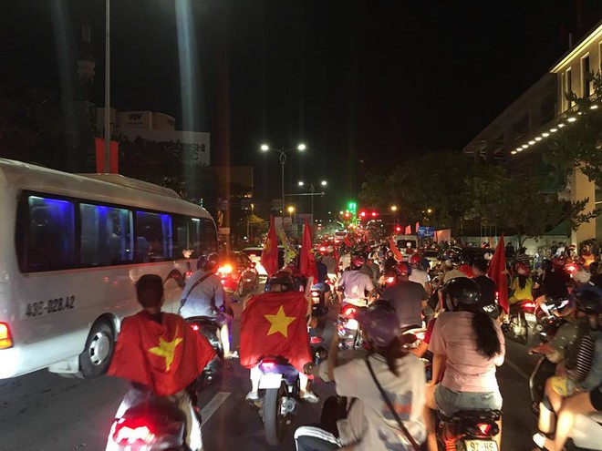 Người dân cả nước đổ ra đường ăn mừng chiến thắng quả cảm của U23 Việt Nam - Ảnh 22.