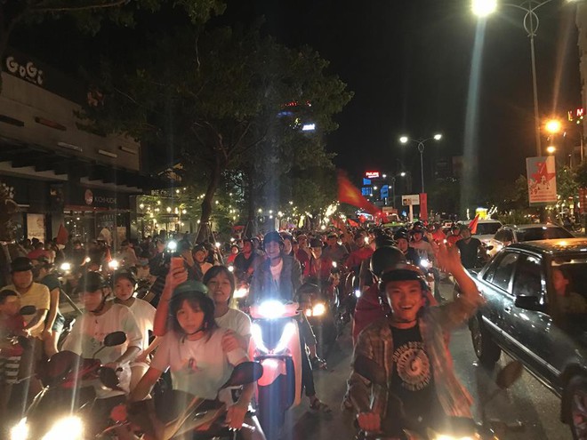 Người dân cả nước đổ ra đường ăn mừng chiến thắng quả cảm của U23 Việt Nam - Ảnh 23.
