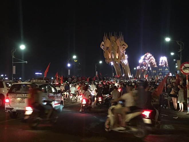 Người dân cả nước đổ ra đường ăn mừng chiến thắng quả cảm của U23 Việt Nam - Ảnh 20.
