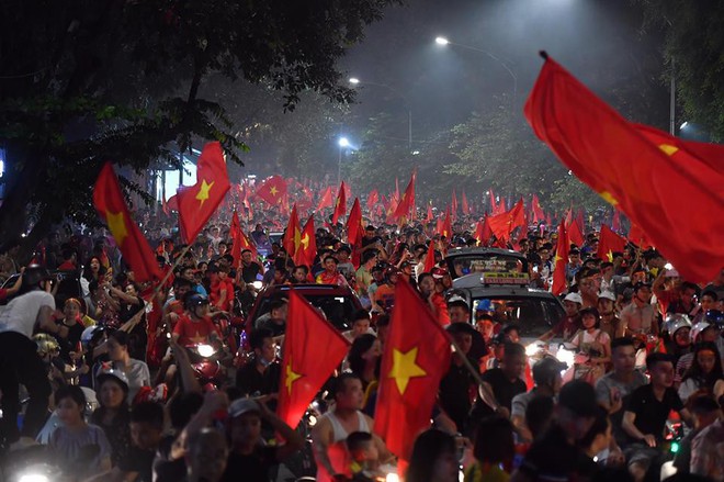 Người dân cả nước đổ ra đường ăn mừng chiến thắng quả cảm của U23 Việt Nam - Ảnh 4.