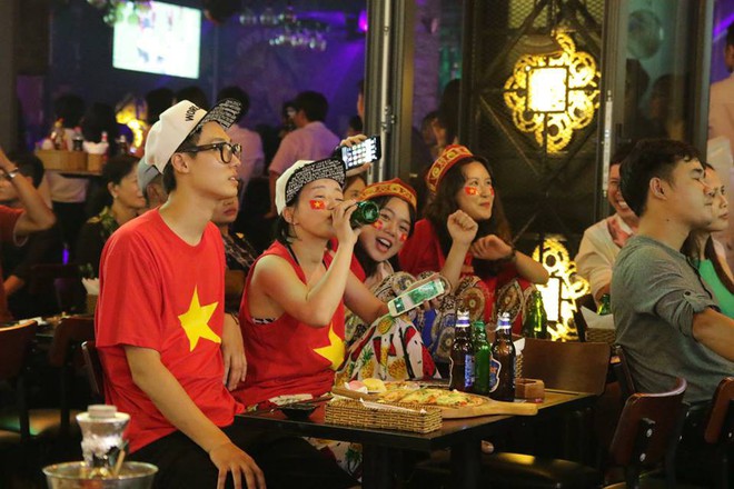 [TRỰC TIẾP] Bàn thắng của Văn Toàn đốt cháy trái tim hàng triệu cổ động viên Việt Nam - Ảnh 4.