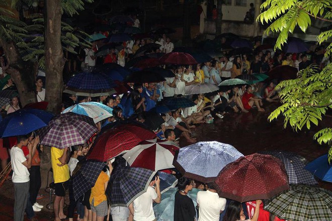 [TRỰC TIẾP] Cổ động viên liên tục vỗ tay gọi tên Công Phượng, Quang Hải, Tiến Dũng - Ảnh 2.