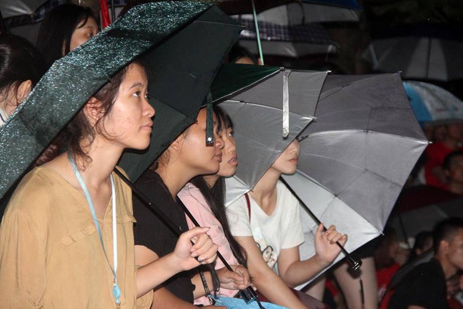 [TRỰC TIẾP] Cổ động viên liên tục vỗ tay gọi tên Công Phượng, Quang Hải, Tiến Dũng - Ảnh 3.