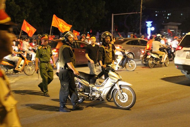 Người dân cả nước đổ ra đường ăn mừng chiến thắng quả cảm của U23 Việt Nam - Ảnh 28.