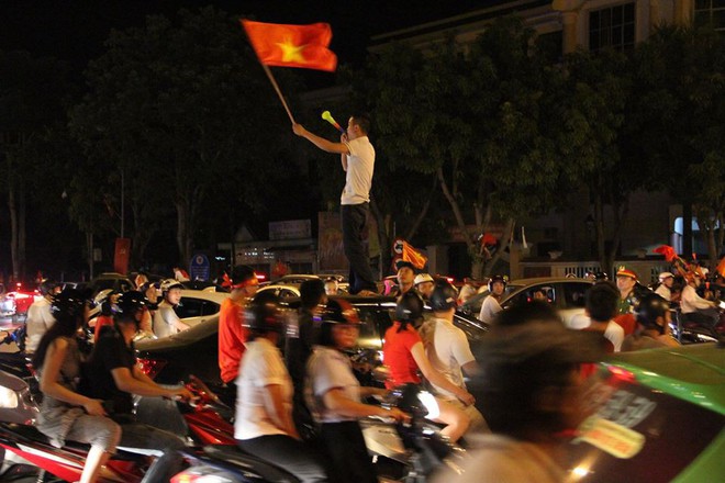 Người dân cả nước đổ ra đường ăn mừng chiến thắng quả cảm của U23 Việt Nam - Ảnh 29.