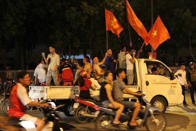 Người dân cả nước đổ ra đường ăn mừng chiến thắng quả cảm của U23 Việt Nam - Ảnh 30.
