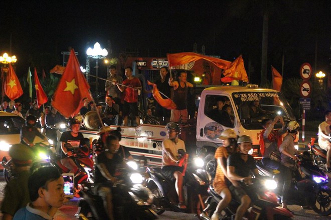 Người dân cả nước đổ ra đường ăn mừng chiến thắng quả cảm của U23 Việt Nam - Ảnh 31.