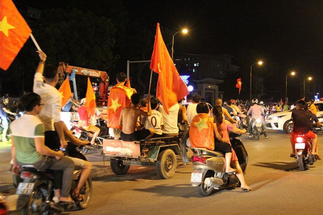 Người dân cả nước đổ ra đường ăn mừng chiến thắng quả cảm của U23 Việt Nam - Ảnh 32.