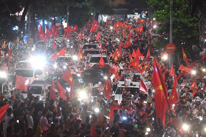 Việt Nam chiến thắng, hàng triệu người nhuộm đỏ đường phố, CĐV quá khích đốt pháo sáng - Ảnh 3.