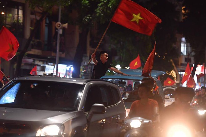 Việt Nam chiến thắng, hàng triệu người nhuộm đỏ đường phố, CĐV quá khích đốt pháo sáng - Ảnh 5.