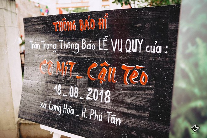 Hội bạn thân lầy lội mang dép tổ ong, diện quần áo thập niên 90 dự đám cưới concept không đụng hàng - Ảnh 11.