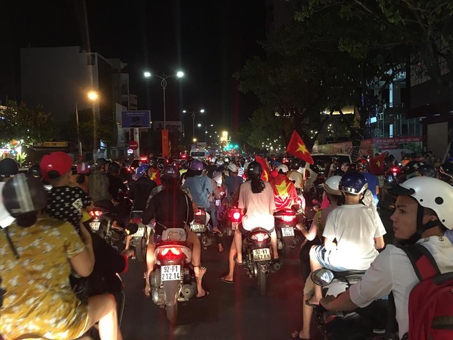 Người dân cả nước đổ ra đường ăn mừng chiến thắng quả cảm của U23 Việt Nam - Ảnh 19.