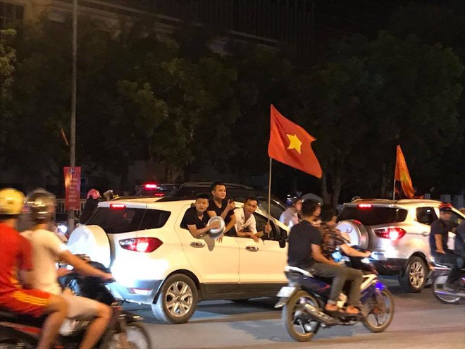 [TRỰC TIẾP] Bàn thắng của Văn Toàn đốt cháy trái tim hàng triệu cổ động viên Việt Nam - Ảnh 3.