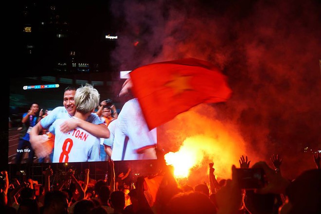 [TRỰC TIẾP] Bàn thắng của Văn Toàn đốt cháy trái tim hàng triệu cổ động viên Việt Nam - Ảnh 5.