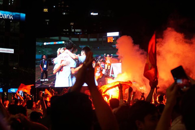 [TRỰC TIẾP] Bàn thắng của Văn Toàn đốt cháy trái tim hàng triệu cổ động viên Việt Nam - Ảnh 6.