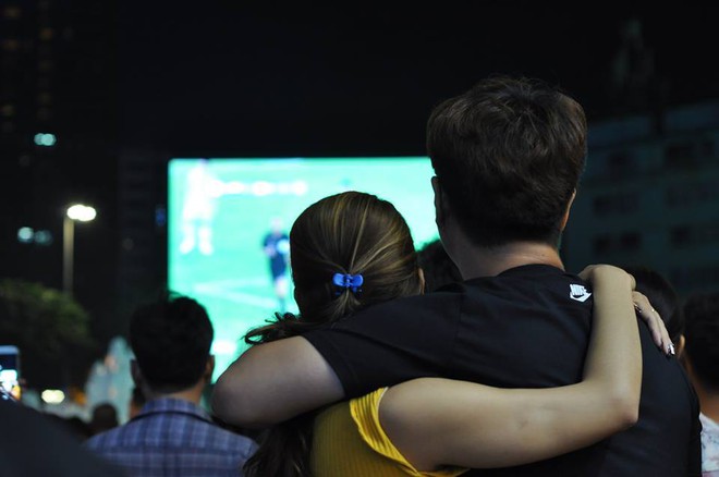 [TRỰC TIẾP] Bàn thắng của Văn Toàn đốt cháy trái tim hàng triệu cổ động viên Việt Nam - Ảnh 7.