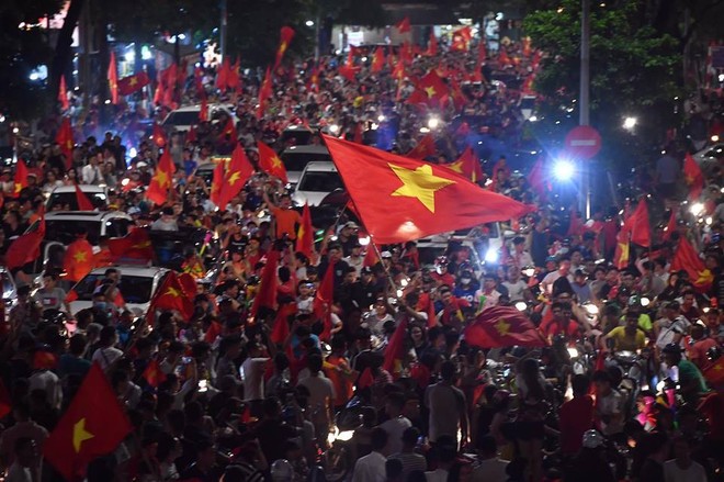Người dân cả nước đổ ra đường ăn mừng chiến thắng quả cảm của U23 Việt Nam - Ảnh 10.