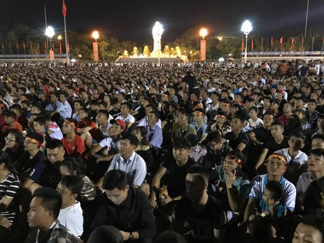 [TRỰC TIẾP] Cổ động viên liên tục vỗ tay gọi tên Công Phượng, Quang Hải, Tiến Dũng - Ảnh 1.