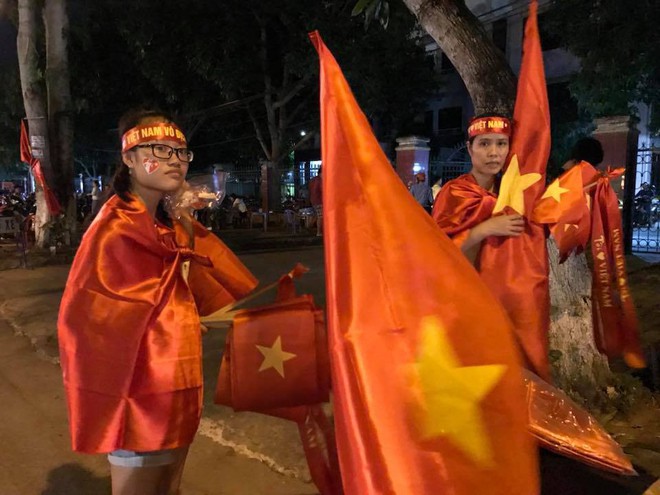 [TRỰC TIẾP] Cổ động viên liên tục vỗ tay gọi tên Công Phượng, Quang Hải, Tiến Dũng - Ảnh 2.