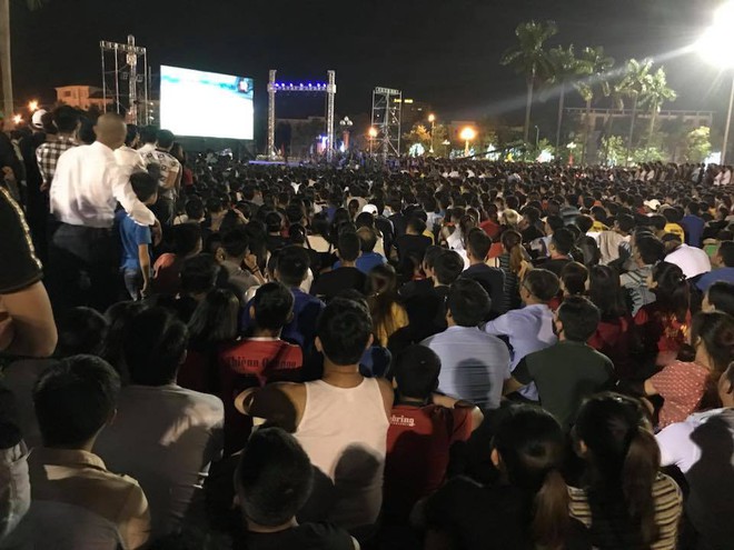 [TRỰC TIẾP] Cổ động viên liên tục vỗ tay gọi tên Công Phượng, Quang Hải, Tiến Dũng - Ảnh 3.