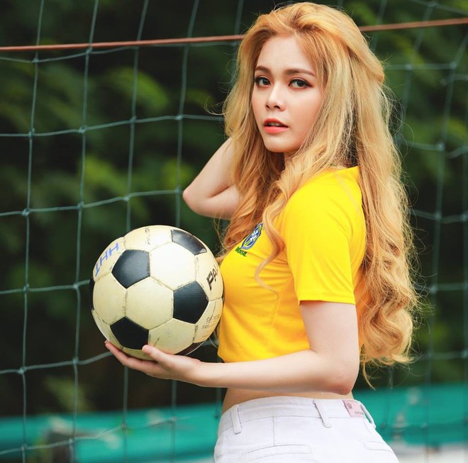 Hot girl bình luận Word Cup: Bàn thắng của Văn Toàn xuất thần nhưng có phần may mắn - Ảnh 1.