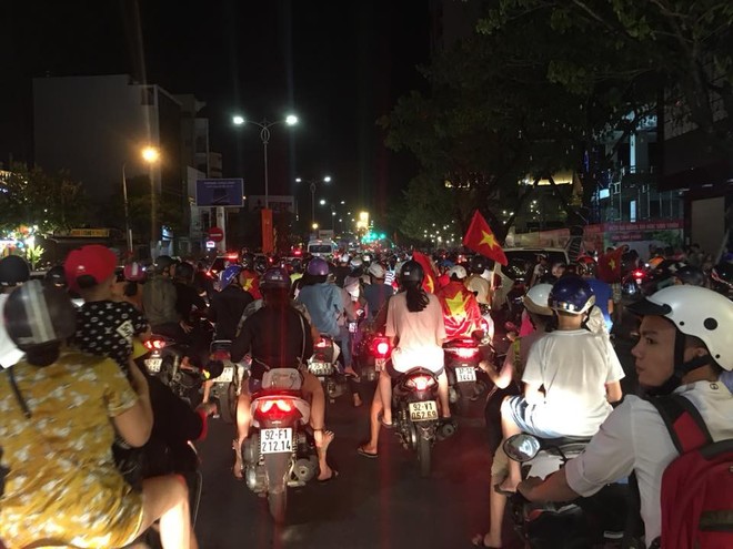 Người dân cả nước đổ ra đường ăn mừng chiến thắng quả cảm của U23 Việt Nam - Ảnh 21.