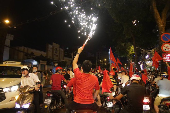 Người dân cả nước đổ ra đường ăn mừng chiến thắng quả cảm của U23 Việt Nam - Ảnh 17.