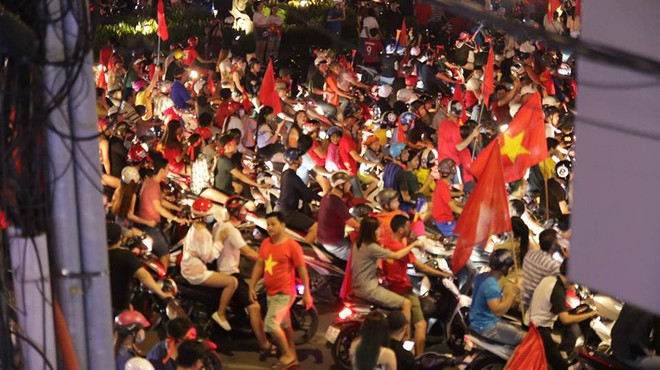 Người dân cả nước đổ ra đường ăn mừng chiến thắng quả cảm của U23 Việt Nam - Ảnh 14.