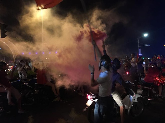 Người dân cả nước đổ ra đường ăn mừng chiến thắng quả cảm của U23 Việt Nam - Ảnh 25.