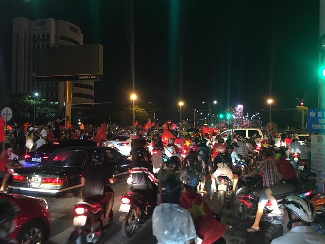 Người dân cả nước đổ ra đường ăn mừng chiến thắng quả cảm của U23 Việt Nam - Ảnh 24.