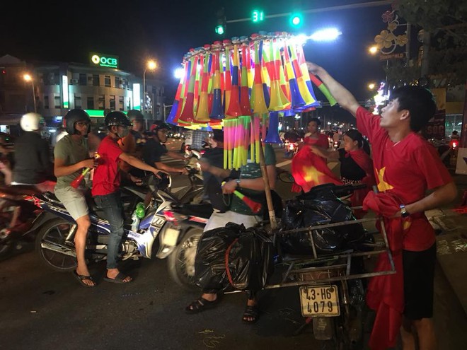 Người dân cả nước đổ ra đường ăn mừng chiến thắng quả cảm của U23 Việt Nam - Ảnh 27.