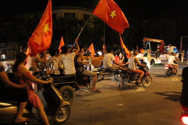 Người Sài Gòn nghĩ ra cách làm ăn độc khi xuống đường ăn mừng U23 Việt Nam chiến thắng - Ảnh 7.