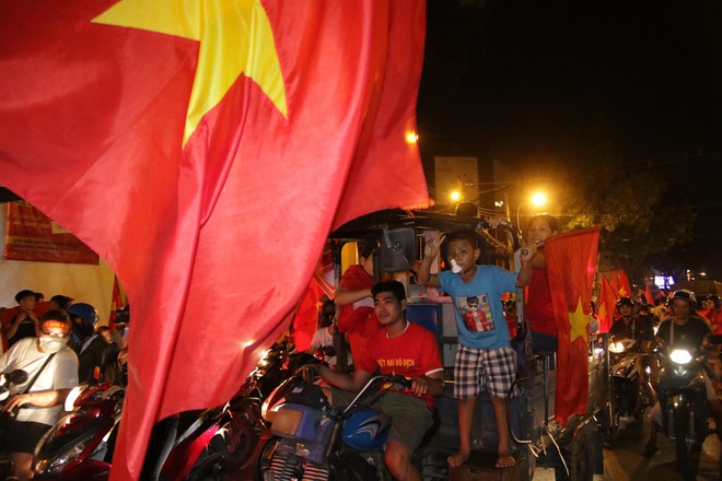Người Sài Gòn nghĩ ra cách làm ăn độc khi xuống đường ăn mừng U23 Việt Nam chiến thắng - Ảnh 9.