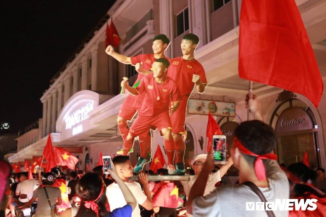 Người Sài Gòn nghĩ ra cách làm ăn độc khi xuống đường ăn mừng U23 Việt Nam chiến thắng - Ảnh 14.