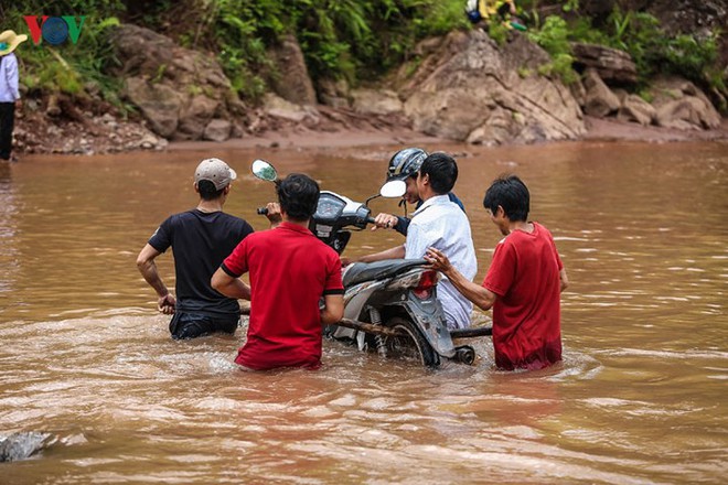 Ảnh: Nín thở cảnh học sinh dùng can nhựa vượt lũ tới trường - Ảnh 14.