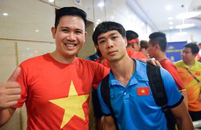 Chủ tịch Asanzo xuống sân thưởng nóng cho Olympic Việt Nam ngay sau màn thư hùng với Syria - Ảnh 3.